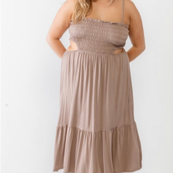 Elegant Tan Maxi Dress - Picture 2 of 2